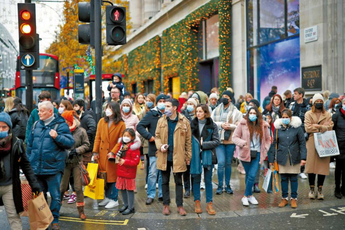 ■英國倫敦牛津街等候過馬路的人群。