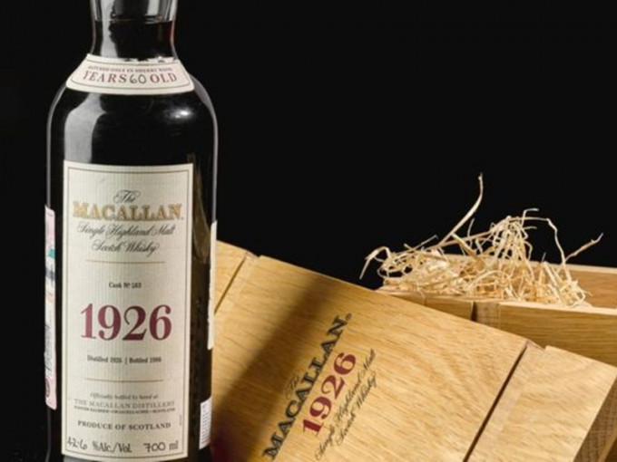 拥有60年历史的麦卡伦苏格兰威士忌，日前在英国伦敦拍卖会上以145万英镑天价成交。　网图