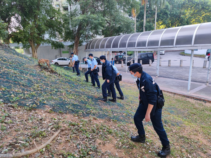 警方进行搜查。