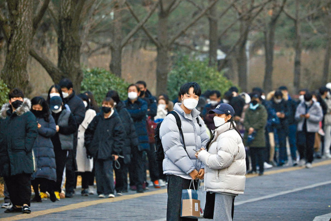 首尔一新冠病毒检测中心外上月现人龙。