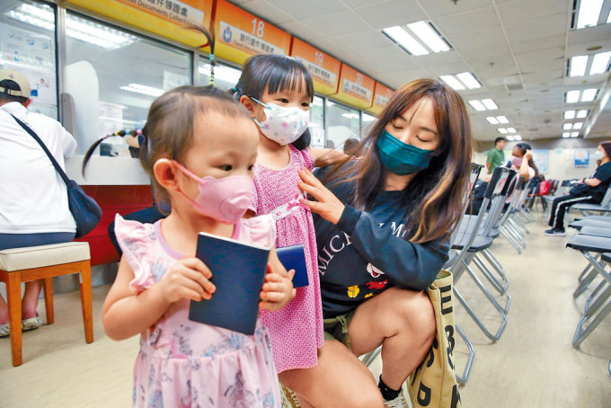 姚小姐專程替女兒申請旅遊證件，指入境處人手充足，很快便能領取證件。