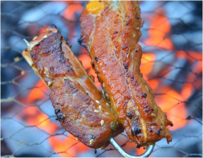 肉類在高溫加熱後，容易產生雜環胺（HCA）等致癌物質。資料圖片