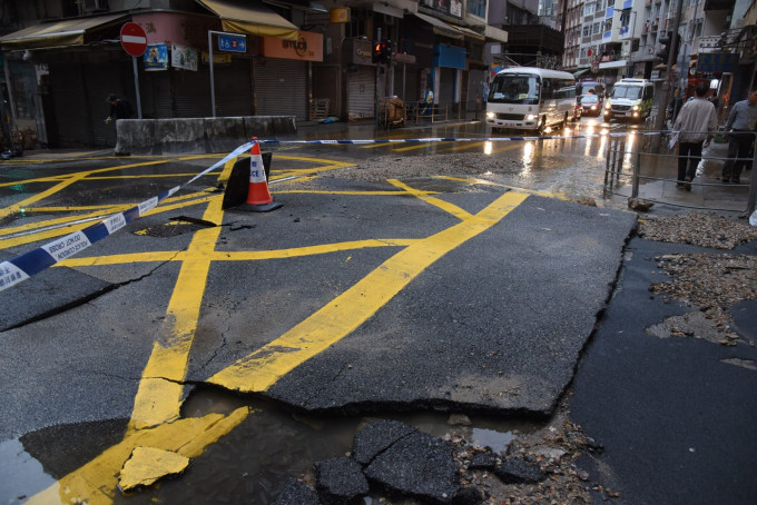 西環爆水管路面龜裂。