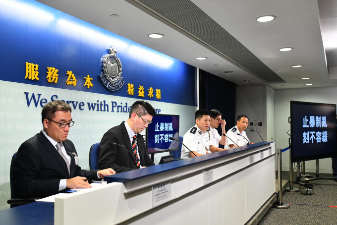 有組織罪案及三合會調查科高級警司李桂華（左一）