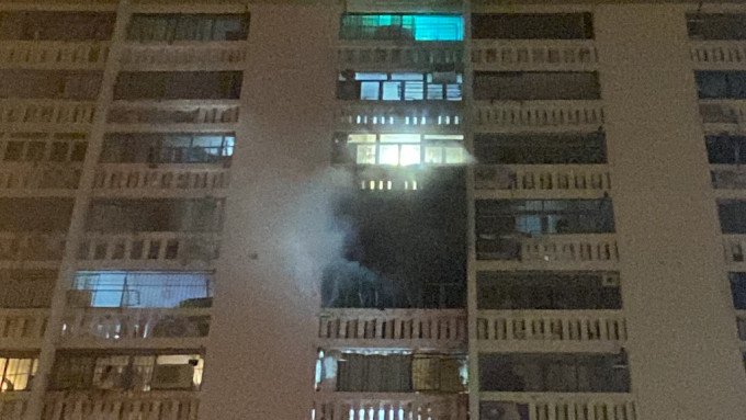 华富邨华信楼单位一日两火警，近150居民漏夜再疏散。读者提供