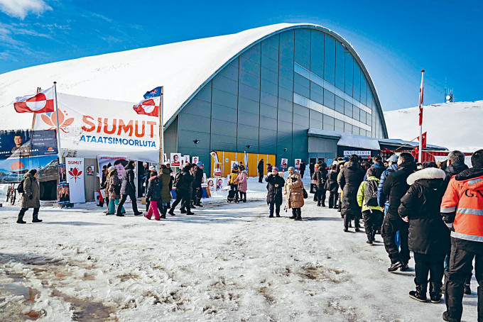 格陵蘭選民周二在首都努克的一個票站，排長龍等候投票。