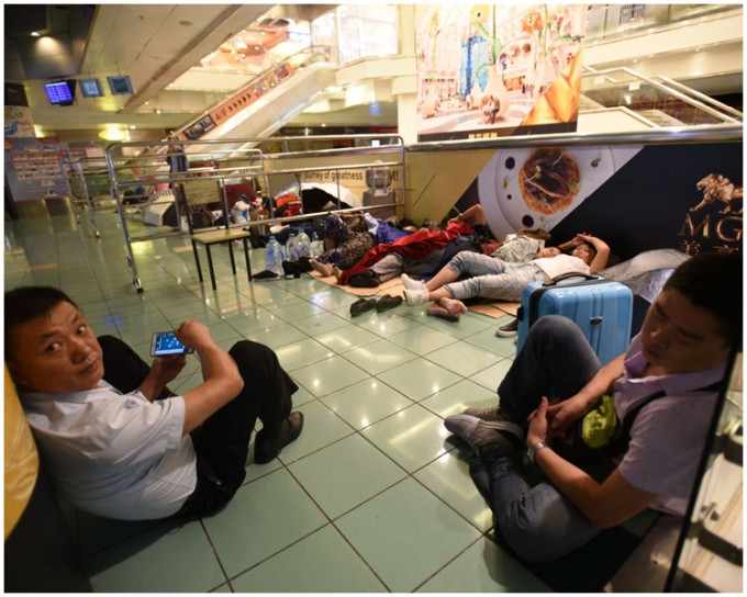 滯留旅客在上環港澳碼頭席地而睡。