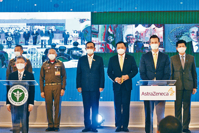 ■泰國首相巴育（左三）與阿斯利康代表(右二）出席疫苗採購合約簽署儀式。