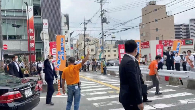 安倍晋三本月8日在奈良县奈良市为自民党参议员佐藤啓街头助选，后来遭枪击身亡。网上图片