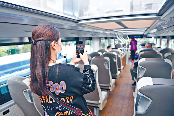 ■今年年初，杭州第四代双层巴士投入运营。舒适的车内设施、敞亮的全景天窗吸引市民「打卡」。