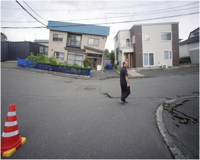 地震導致多楝房屋受損。AP