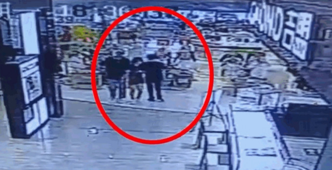 湖南一名18歲女生在商場被一名52歲男子用肘部襲擊胸部。 影片截圖