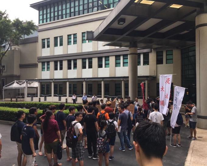 学生由康乐楼游行至黄氏行政大楼。图:岭大学生会