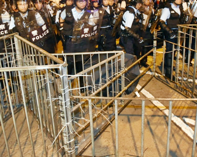 一般估計做法是預防有示威者透過拆除鐵欄製造與警方對峙的防線。資料圖片