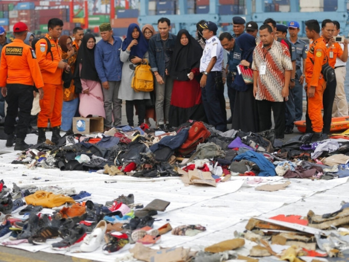 出事的印尼狮子航空客机，起飞后不久堕毁，当局在海中找到部分残骸。AP