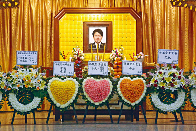 殉職高級關員吳詠敏遺照前，擺放其父母和家人致送花圈。