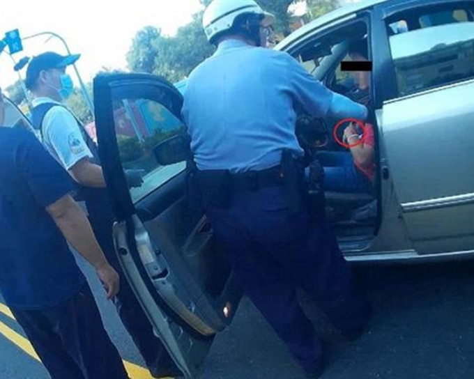 道友路中心停车「啪针」吸毒瞓著引塞车被捕。网上图片