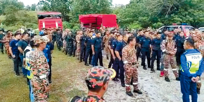 港男在馬來西亞駕直升機失事，救援人員展開搜索。