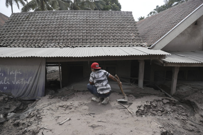 印尼塞梅鲁火山喷发已致14人遇难，村庄被埋，9人仍失踪搜救因风雨暂停。AP图片