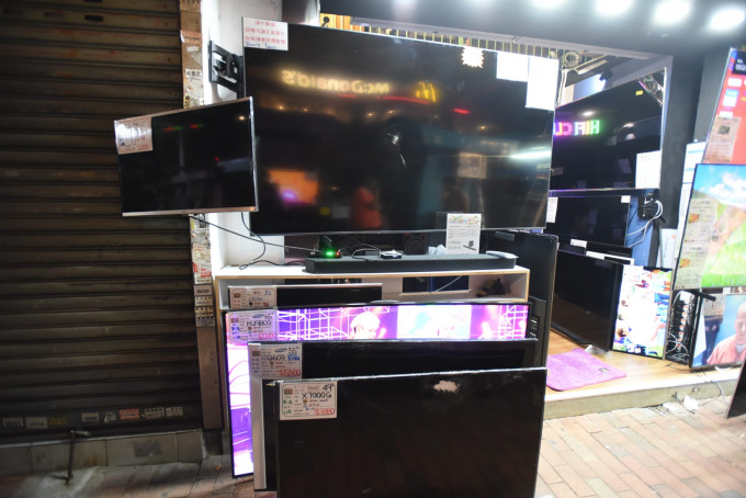 两男闯入深水埗一间影音铺刑毁14部电视机。