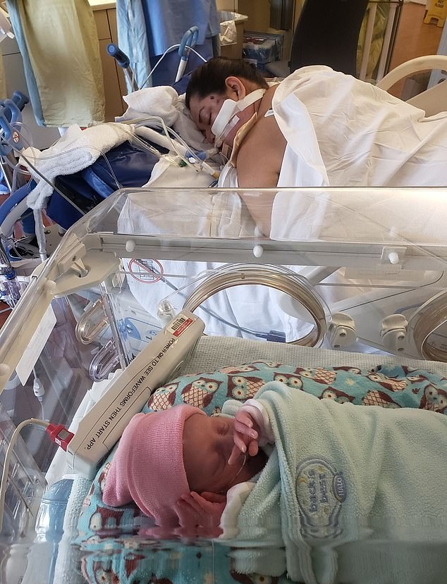 美国35岁确诊孕妇Aurora（右）戴呼吸机紧急剖腹诞女，与病魔搏斗一个月离世。（FB图）