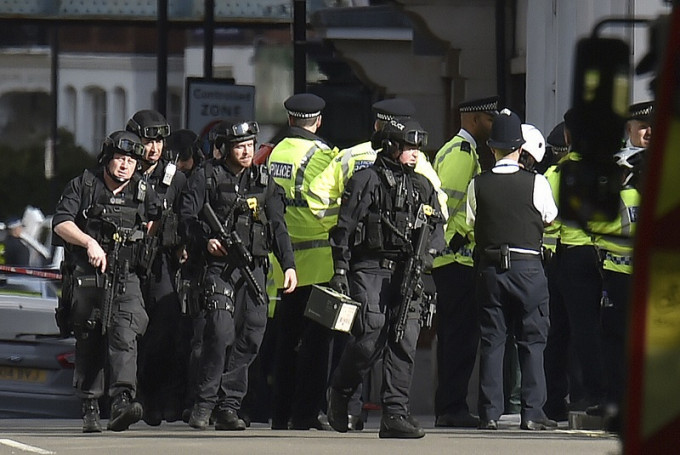 英警方循恐襲方向調查。AP