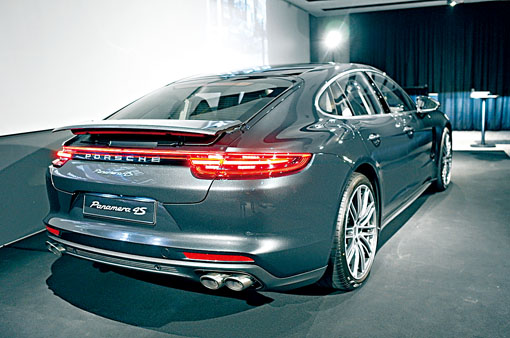 展出的右軚版Panamera 4S為香港版，加上連稅總值六十六萬多元附加配件，總出車價超過二百五十萬元。