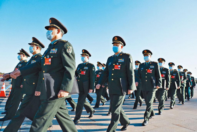 解放軍代表列隊走向人民大會堂。