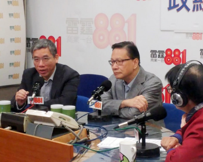 張炳良（中）認為「獨立調查委員會」不會衝擊監警會功能。左為李彭廣。