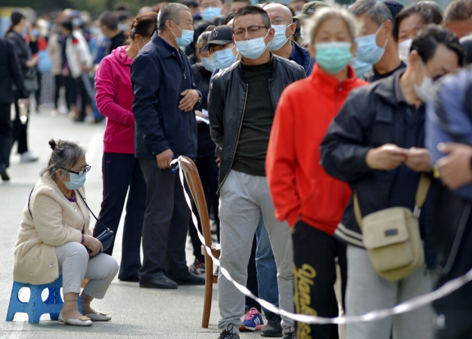 青島再爆疫情，多地審查民眾旅遊史。AP圖片