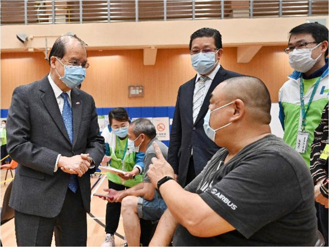 張建宗今日視察屯門及深水埗社區疫苗接種中心。政府圖片