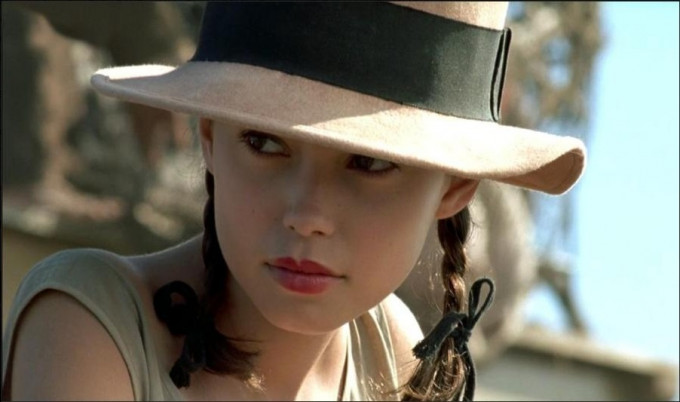 扮演15岁女孩的女演员珍·玛奇(Jane March)在拍摄开始时才17岁。电影剧照