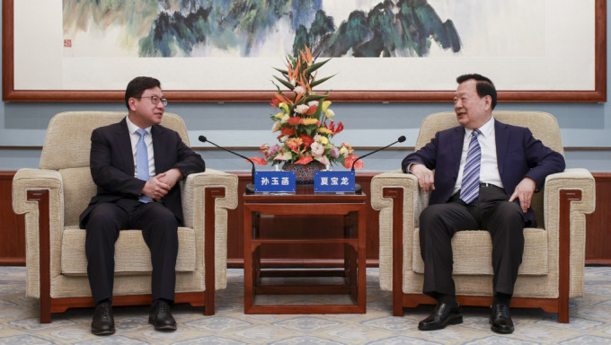 孙玉菡（左）访京与夏宝龙（右）会面，汇报劳福局改善民生工作进程。