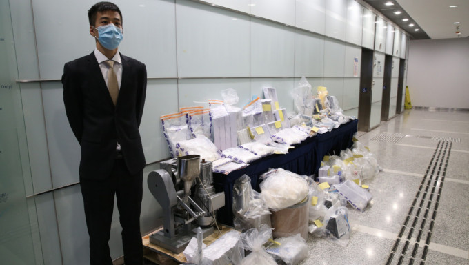 警方拘捕一名制毒师傅，检获13.5公斤怀疑霹雳可卡因、34公斤粉状化学品及多樽化学液体，总值2000万元。刘汉权摄