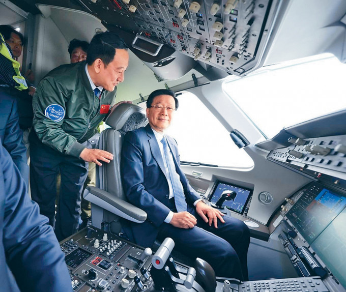 李家超参观国产飞机，并入驾驶舱做机师。