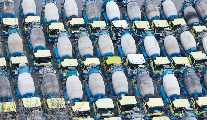 貨車司機罷工，安養市有大批混凝土車停泊在工廠內。