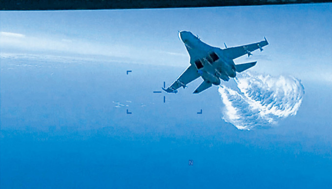 美軍無人機拍到俄戰機排放燃料。 