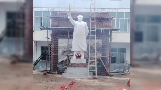 毛泽东汉白玉雕像获重新竖立 。微博