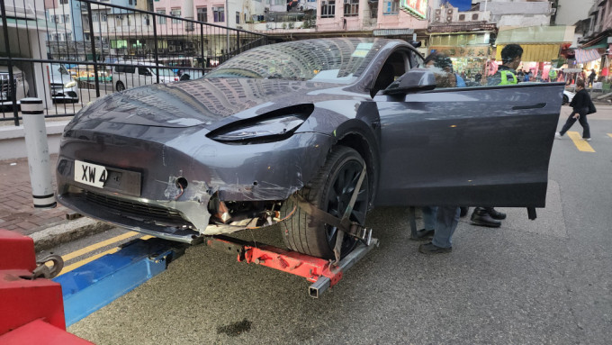 被告姚雨恩涉驾驶Tesla私家车撞到４名途人被控，涉事车辆损毁严重。资料图片