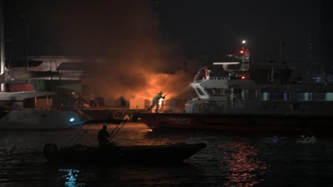 观塘海滨对开有游艇起火。