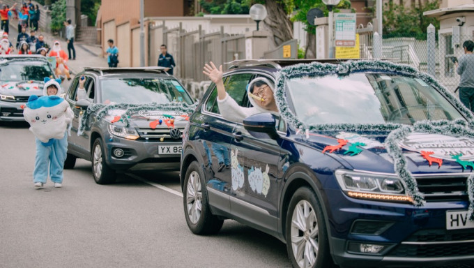 醫護人員化身聖誕老人，坐上貼滿「鹿仔」貼紙的車輛到醫院大派禮物。政府新聞處