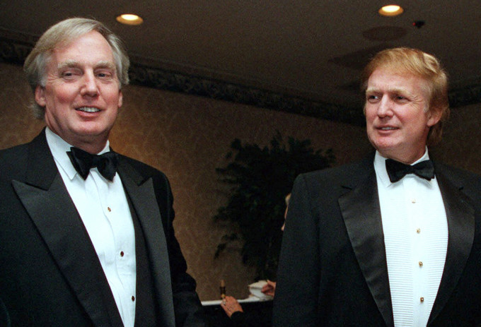 羅伯特（左）與特朗普，攝於1999年。AP