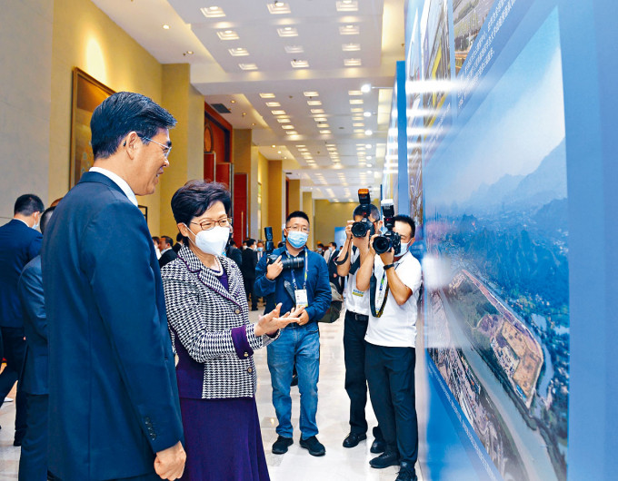 ■特首林郑月娥（左二）与贵州省省长李炳军（左一）参观有关会议的图片展。
