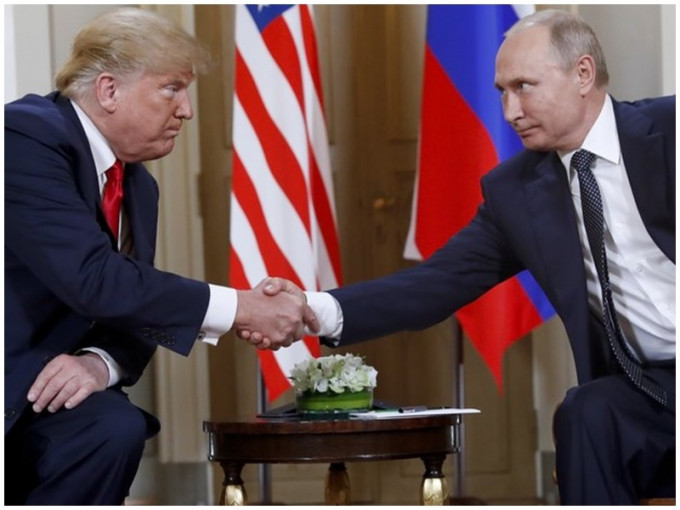 特朗普（右）與普京（左）通電話，普京感謝美方透過情報機關分享反恐情報。AP資料圖片