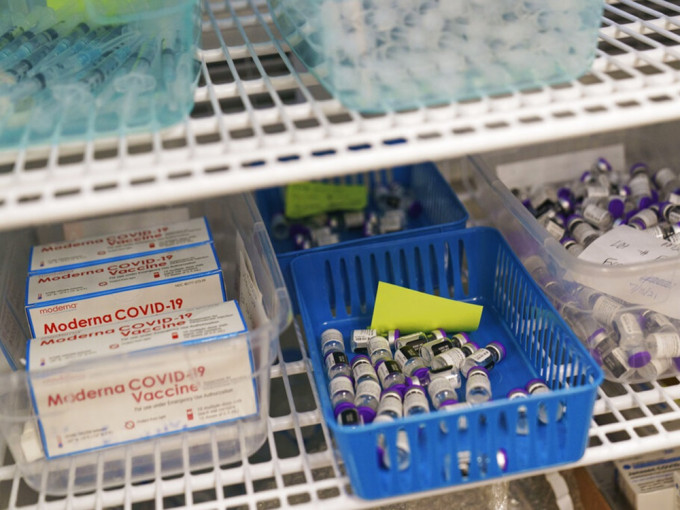 美国在台协会表示250万剂莫德纳新冠疫苗于明天运抵台湾。AP资料图片