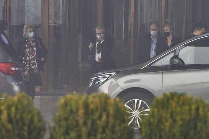世衞专家组离开酒店到访武汉病毒研究所。AP图片