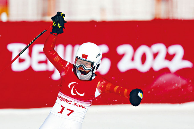 张梦秋以1分13秒54称霸高山滑雪女子超级大回转站姿组。