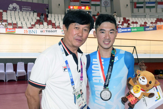 梁峻荣(右)赛后与港队总教练沈金康分享喜悦。
