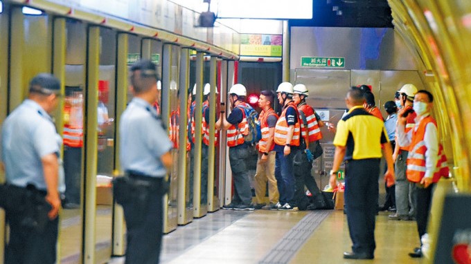 工程人员在港铁湾仔站月台及幕门位置进行检查，警员在场戒备。资料图片