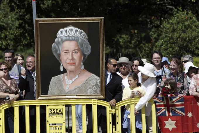 英女皇下周一举行国葬，因应警方分配，周未的英超或未必能够如期举行。AP